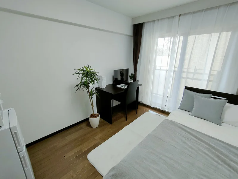 写真はお部屋のイメージです。ラグなどの室内装飾はございません。