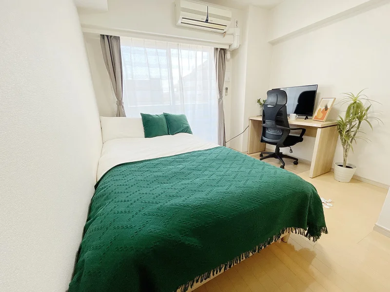 写真はお部屋のイメージです。ラグなどの室内装飾はございません。