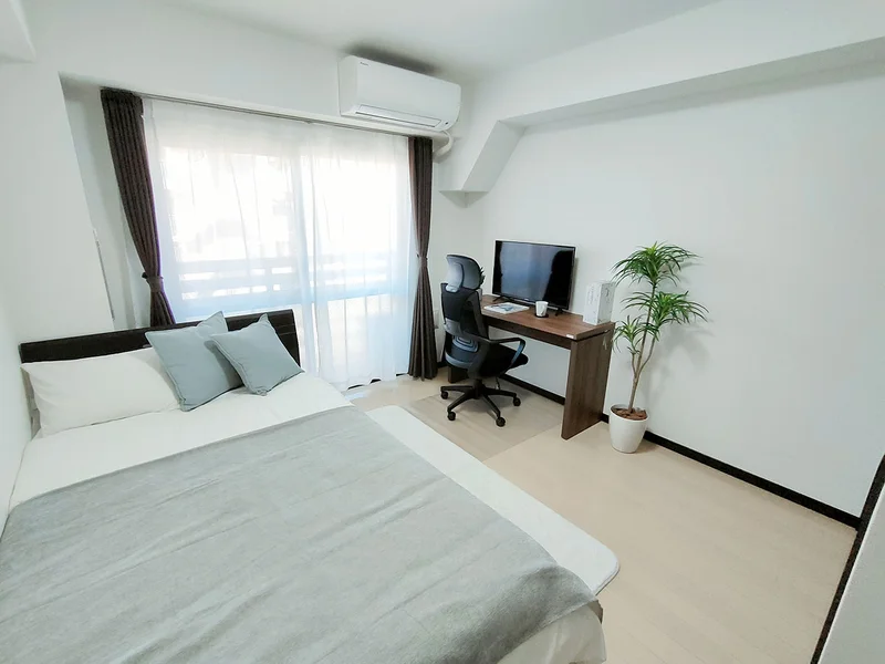 写真はお部屋のイメージです。ラグなどの室内装飾はございません。