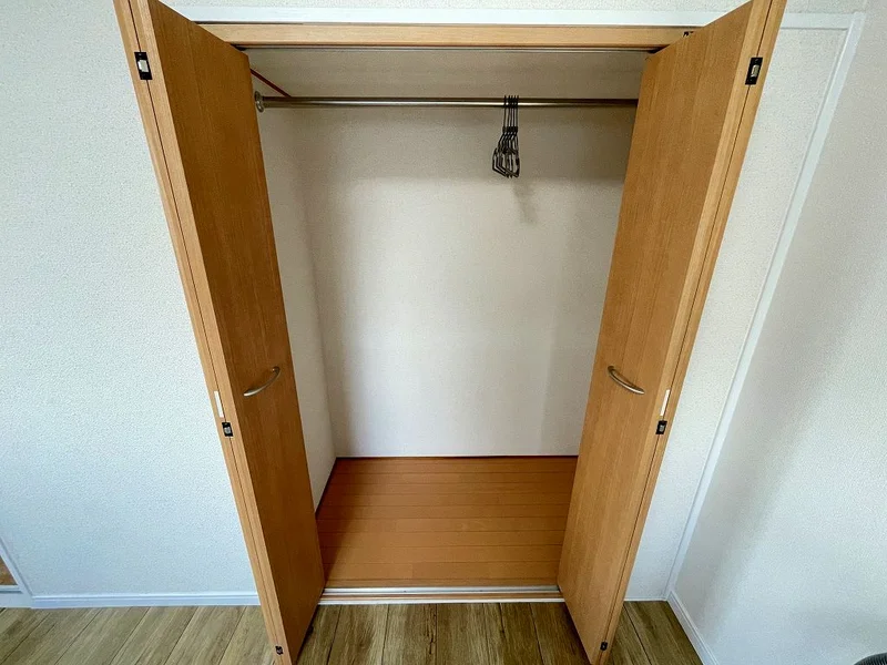 収納スペースも広く、長期滞在でも安心！！嬉しいポール付☆☆