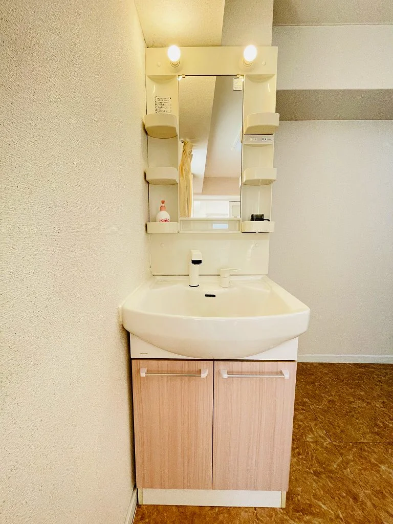 嬉しい独立洗面台付★☆忙しい朝でも余裕をもって身だしなみが整えることができます♪