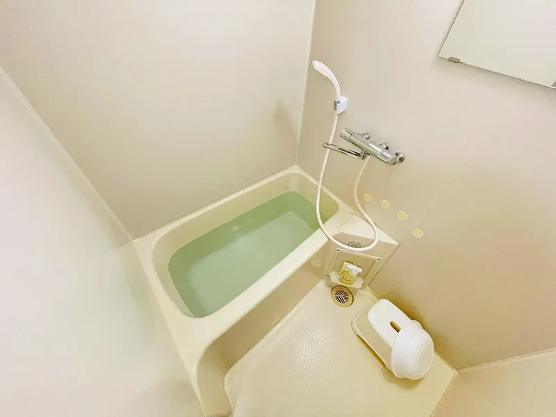 バストイレは別♪バスルームには風呂桶・風呂イス・風呂用洗剤・スポンジをご用意しておりますのでぜひご活用ください！
