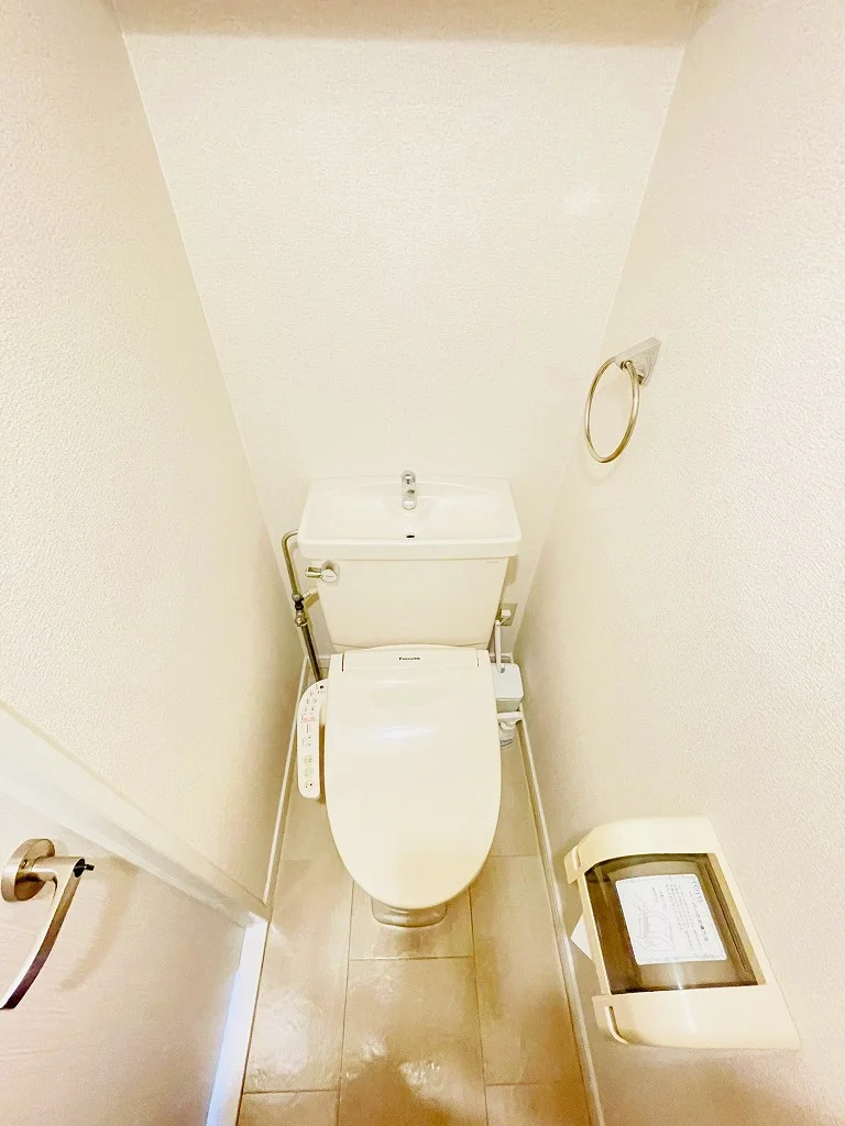 ウォシュレットつきのトイレです。老若男女皆様に安心してご利用いただけますね☆トイレにもトイレ用洗剤とトイレ用ブラシをご用意しておりますので長期ご利用の場合の気になる汚れなどもお掃除して頂けます＾＾