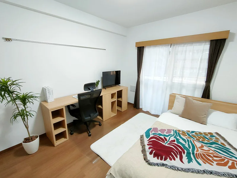 写真はお部屋のイメージです。ラグなどの室内装飾はございません。