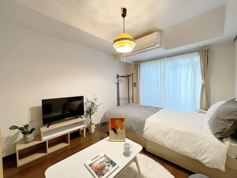 写真はお部屋のイメージです。ラグなどの室内装飾はございません。