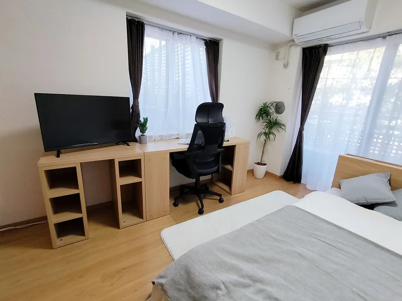 写真はお部屋のイメージです。ラグなどの室内装飾はございません。