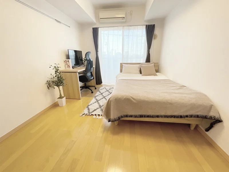 写真はお部屋のイメージです。ラグなどの室内装飾はございません。