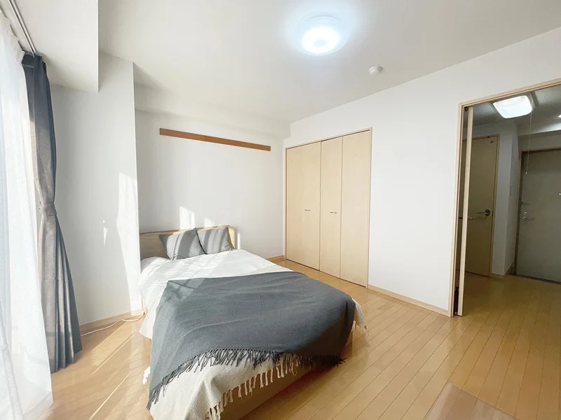 写真はお部屋のイメージです。ラグなどの室内装飾はございません。