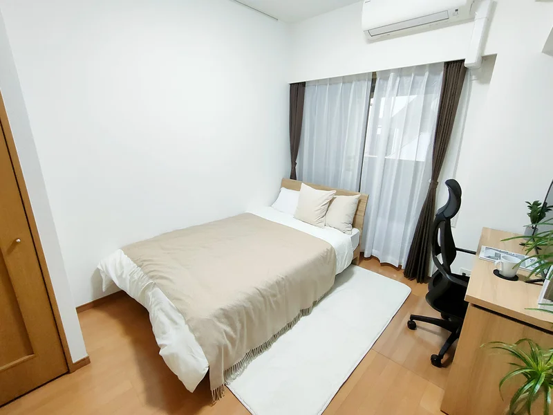 写真はお部屋のイメージです。ラグなどの室内装飾はございません。