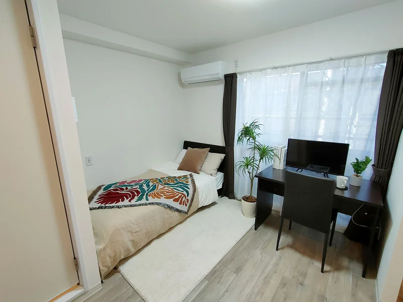 写真はお部屋のイメージです。ラグなどの室内装飾はございません。