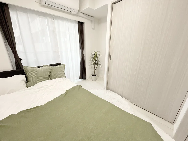 写真はお部屋のイメージです。ラグなどの室内装飾はございません。