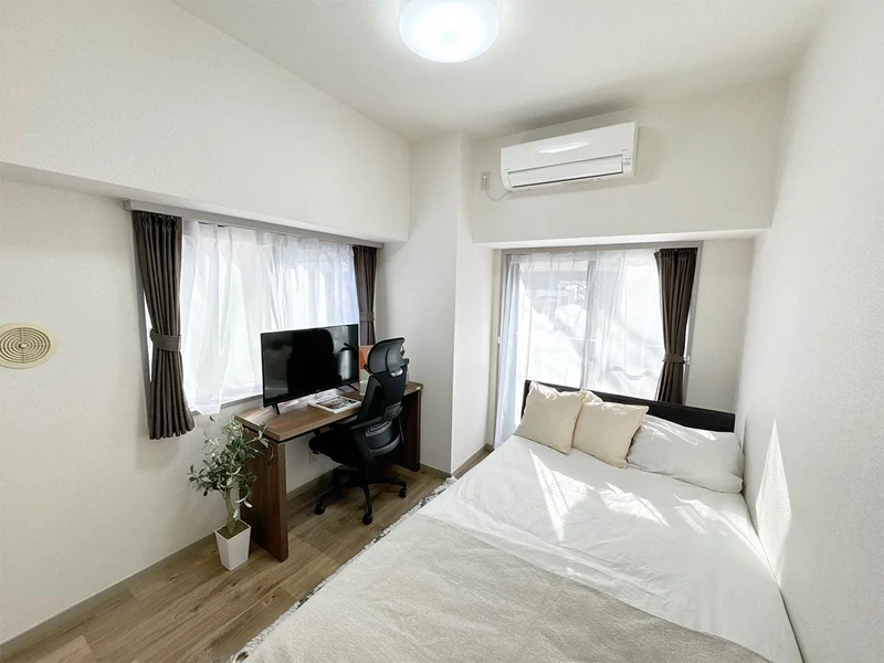 写真はお部屋のイメージです。ラグなどの室内装飾はございません。