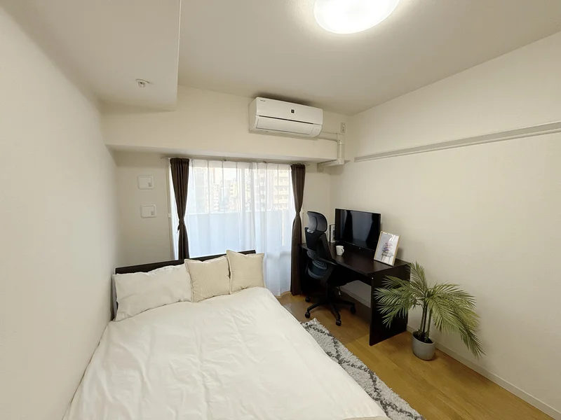写真はお部屋のイメージです。ラグなどの室内装飾はございません。