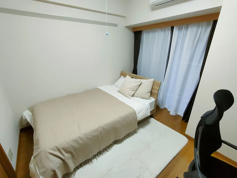 写真はお部屋のイメージです。ラグなどの室内装飾はございません。