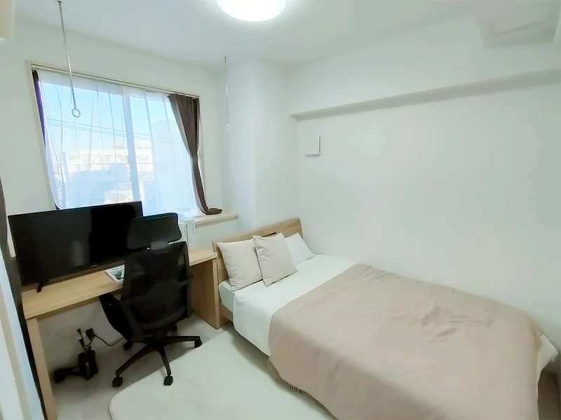 写真はお部屋のイメージです。ラグなどの室内装飾はございません。