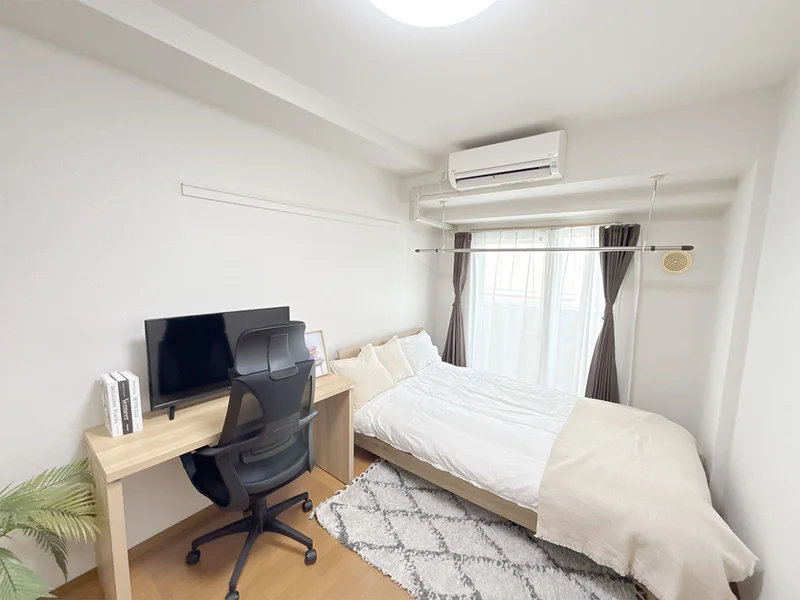 写真はお部屋のイメージです。ラグなどの室内装飾はございません。