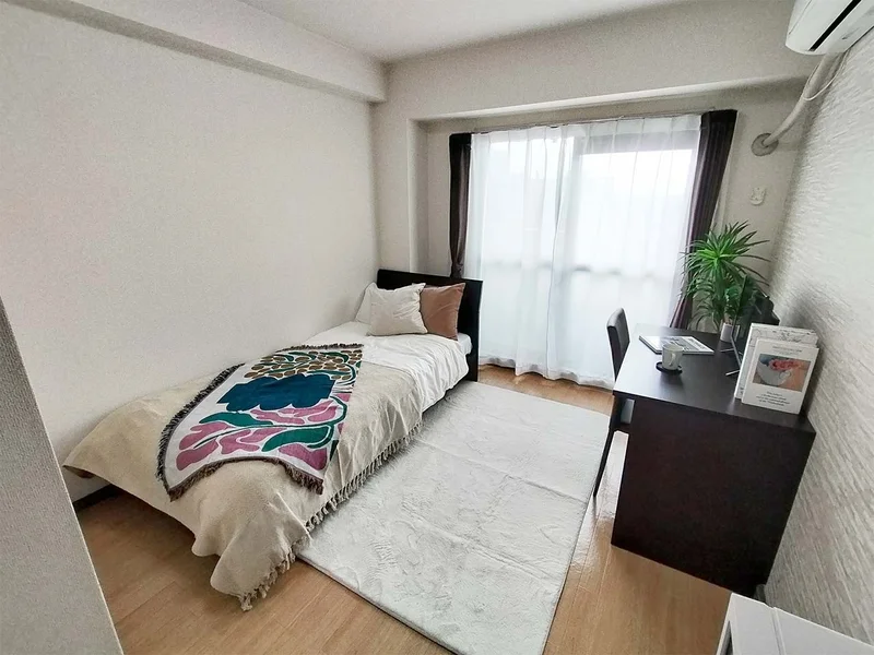 写真はお部屋のイメージです。ラグなどの室内装飾はございません。