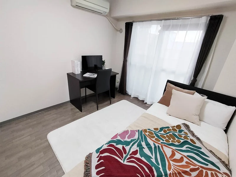 写真はお部屋のイメージです。ラグなどの室内装飾はございません。