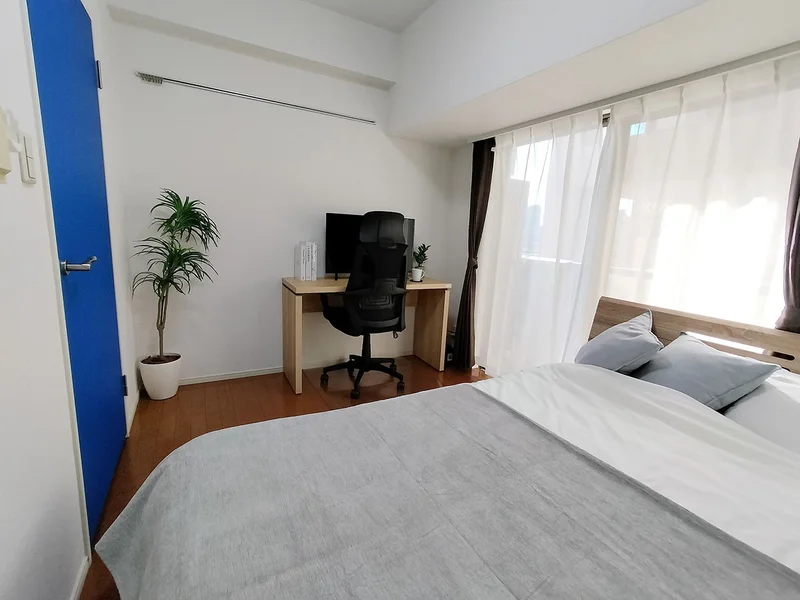 写真はお部屋のイメージです。ラグなどの室内装飾はございません。