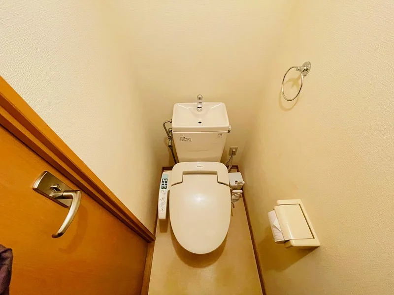 ウォシュレットつきのトイレです。老若男女皆様に安心してご利用いただけますね☆トイレにもトイレ用洗剤とトイレ用ブラシをご用意しておりますので長期ご利用の場合の気になる汚れなどもお掃除して頂けます＾＾
