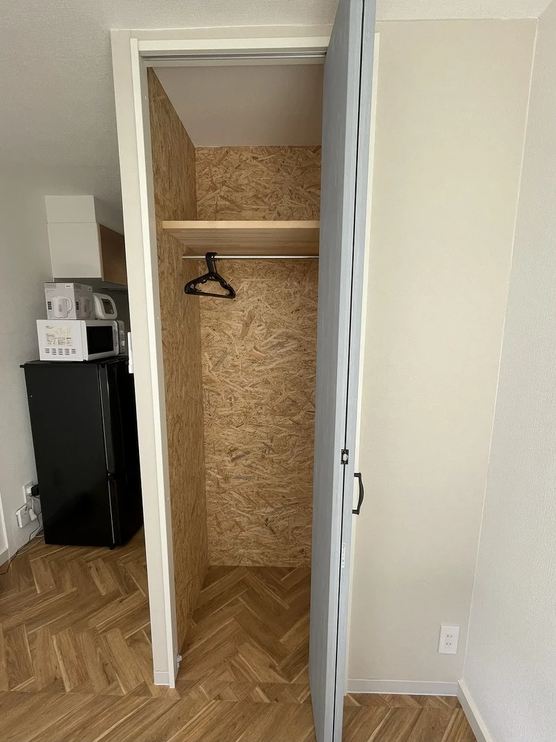 収納スペースも広く、長期滞在でも安心！！嬉しいポール付☆☆