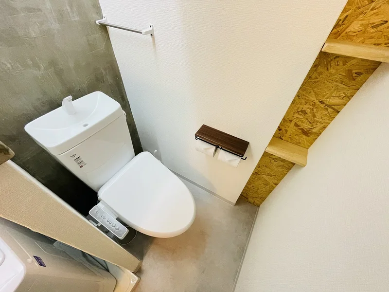 ウォシュレットつきのトイレです。老若男女皆様に安心してご利用いただけますね☆トイレにもトイレ用洗剤とトイレ用ブラシをご用意しておりますので長期ご利用の場合の気になる汚れなどもお掃除して頂けます＾＾