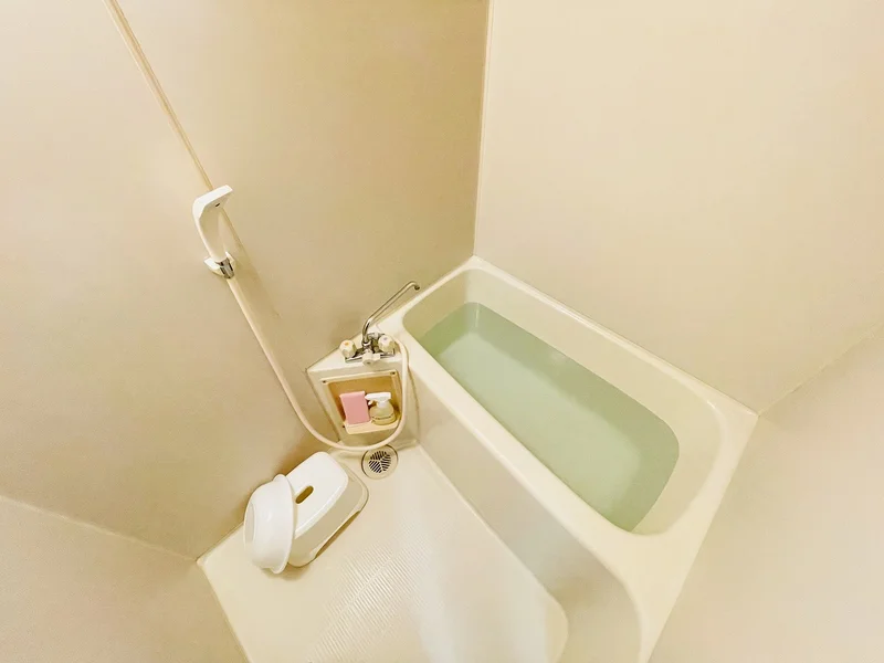 バストイレは別♪バスルームには風呂桶・風呂イス・風呂用洗剤・スポンジをご用意しておりますのでぜひご活用ください！
