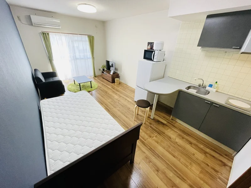 温かい雰囲気のお部屋！ソファー付です☆自宅で暮らすような空間が魅力的♪出張の方はもちろん、学生さんや観光でいらっしゃる方にもSマンスリーのお部屋は家具・家電・備品の充実度が高いため大変ご好評いただいております。