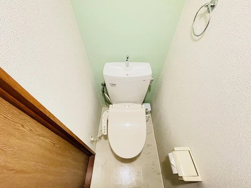 ウォシュレットつきのトイレです。老若男女皆様に安心してご利用いただけますね☆トイレにもトイレ用洗剤とトイレ用ブラシをご用意しておりますので長期ご利用の場合の気になる汚れなどもお掃除して頂けます＾＾