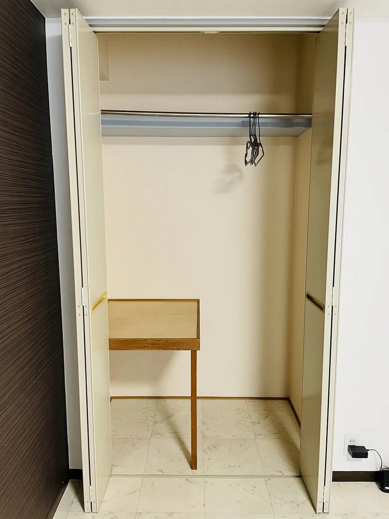 収納スペースも広く、長期滞在でも安心！！嬉しいポール付☆☆