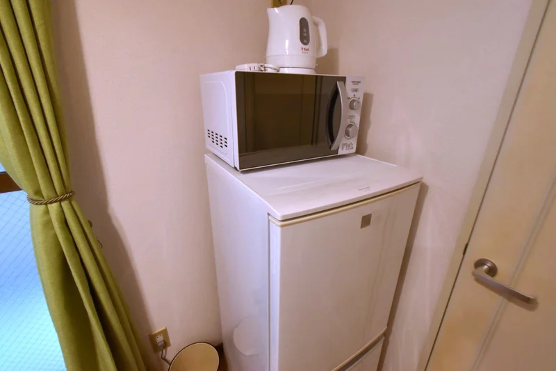 電子レンジ・冷蔵庫など家電製品などあり！　家具家電だけでなくあると嬉しい備品類も取り揃えられていて便利です。