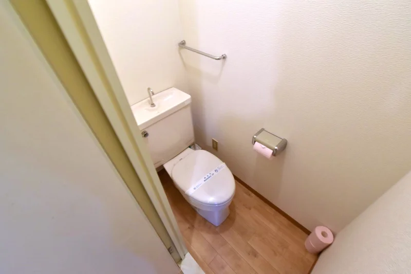 バストイレ別！　トイレットペーパーや洗剤などあり！
