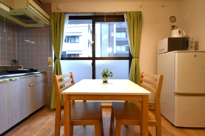 ダイニングテーブルとイスがあり割安なお部屋！　家具家電がそろっていて長期の滞在でも自宅のようにお過ごしいただけます。
