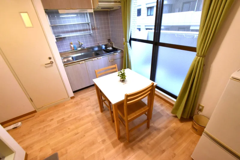 複数名入居可能！　病院の付き添いや割勘での利用も可能！　ダイニングテーブルありで自炊したものがすぐに出せて便利！