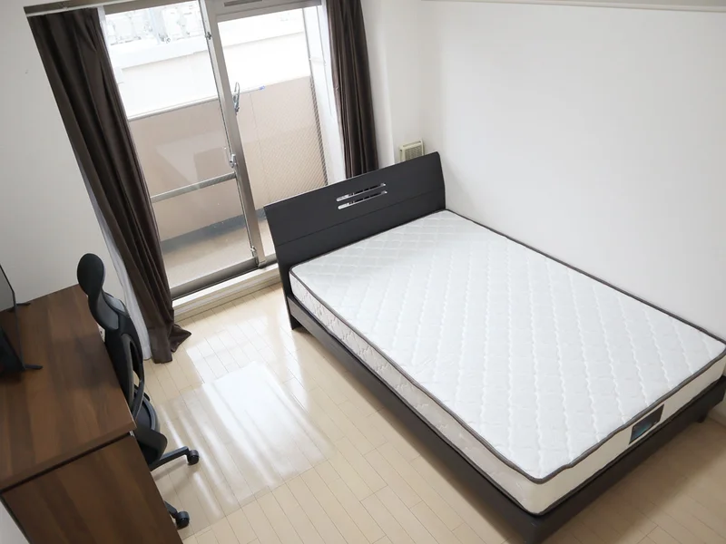 写真はお部屋のイメージです。ラグなどの室内装飾はございません。