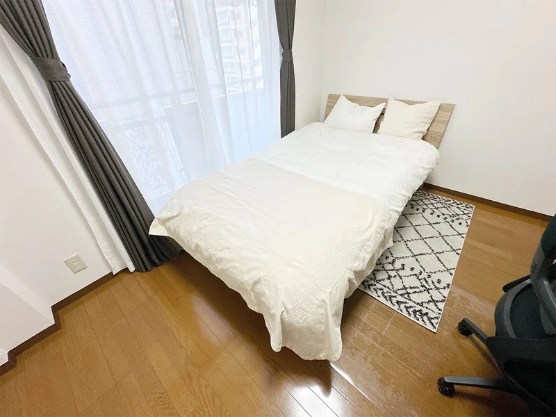 写真はお部屋のイメージです。ラグなどの室内装飾はございません。