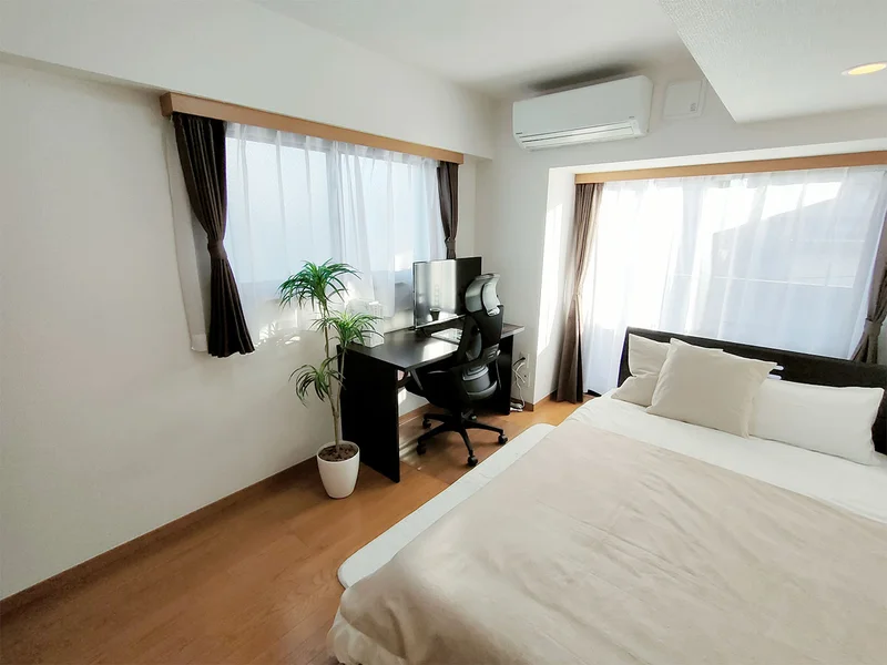 写真はお部屋のイメージです。ラグなどの室内装飾はございません。