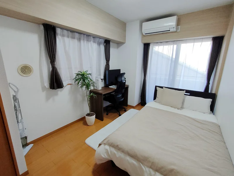 写真はお部屋のイメージです。ラグなどの室内装飾はございません。