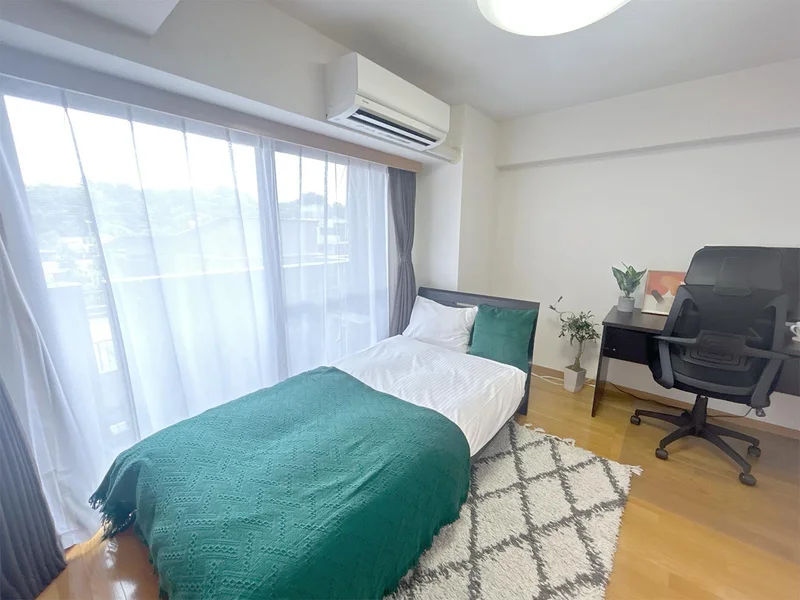 写真はお部屋のイメージです。ラグなどの室内装飾はございません。