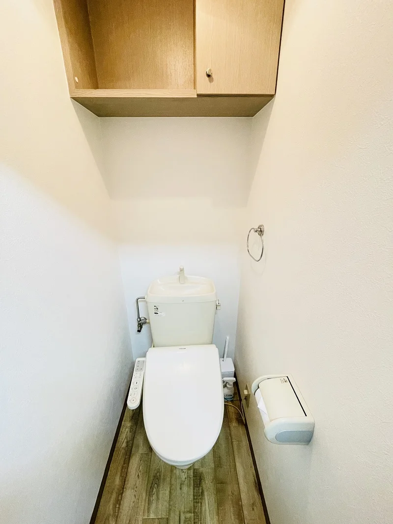 ウォシュレットつきのトイレです。老若男女皆様に安心してご利用いただけますね☆トイレにもトイレ用洗剤とトイレ用ブラシをご用意しておりますので長期ご利用の場合の気になる汚れなどもお掃除して頂けます＾＾