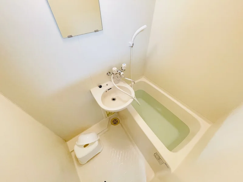 バストイレは別♪バスルームには風呂桶・風呂イス・風呂用洗剤・スポンジをご用意しておりますのでぜひご活用ください！