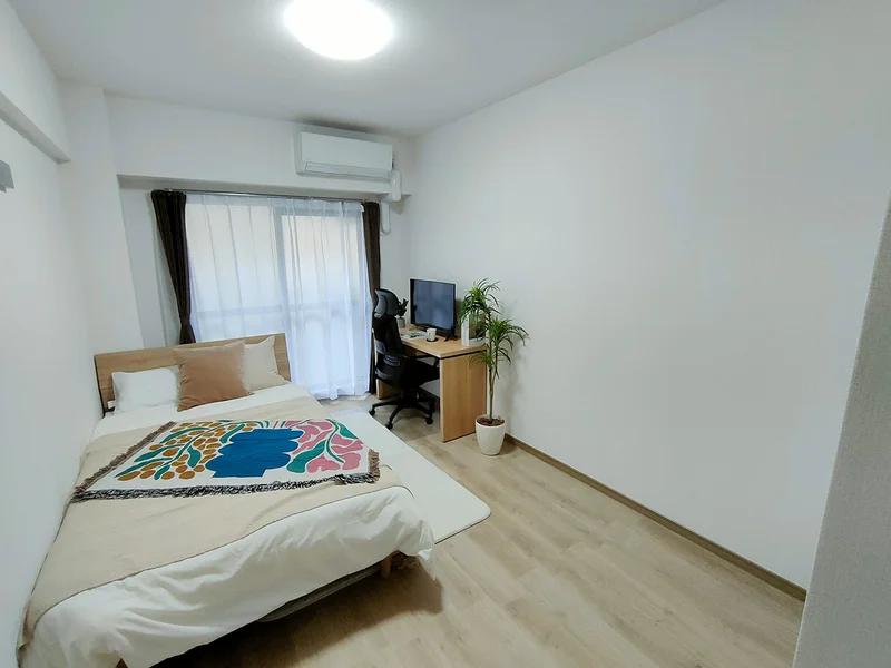 写真はお部屋のイメージです。ラグなどの室内装飾はございません。