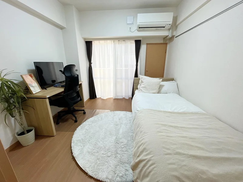 写真はお部屋のイメージです。ラグなどの室内装飾はございません。