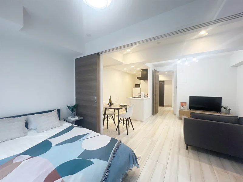 写真はお部屋のイメージです。ラグなどの室内装飾はございません。