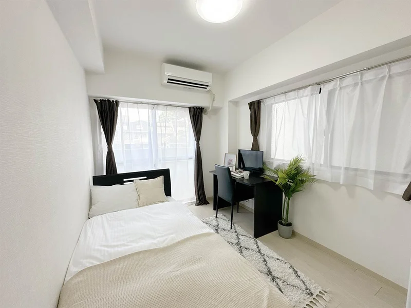 写真はお部屋のイメージです。ラグなどの室内装飾はございません。