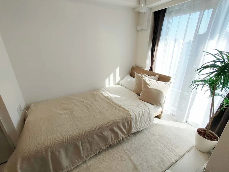 写真はお部屋のイメージです。ラグなどの室内装飾はございません。