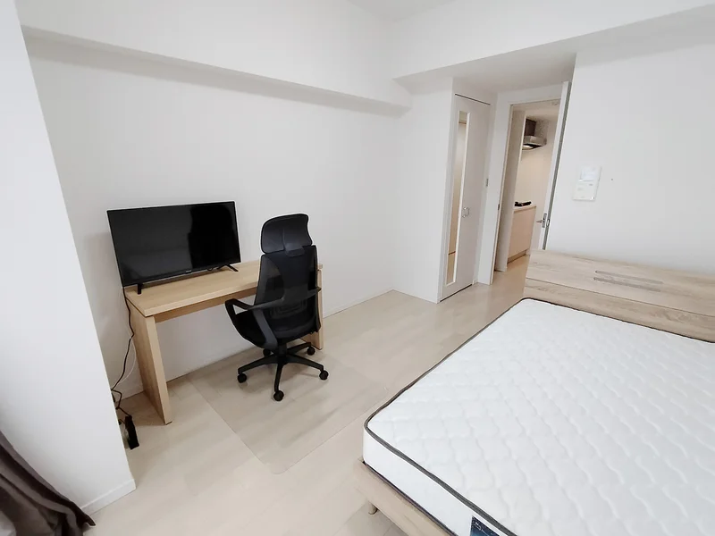 写真はお部屋のイメージです。ラグなどの室内装飾はございません。