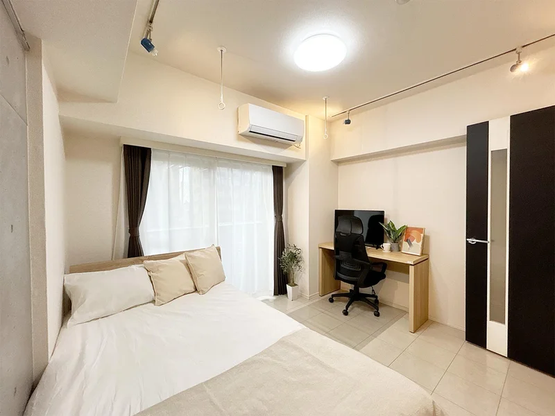 写真はお部屋のイメージです。ラグなどの室内装飾はございません。