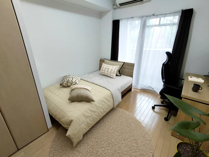 写真はお部屋のイメージです。ラグなどの室内装飾はございません。