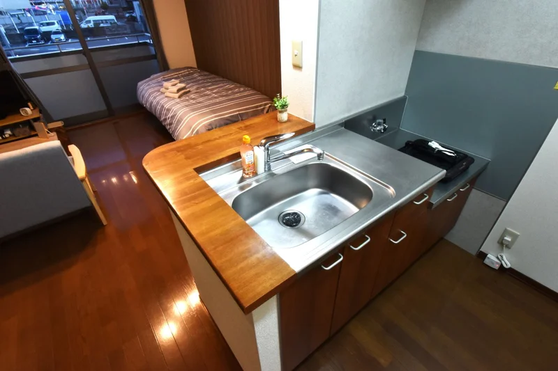 調理器具や食器類も豊富！　即日自炊ができて健康面に考慮できます。